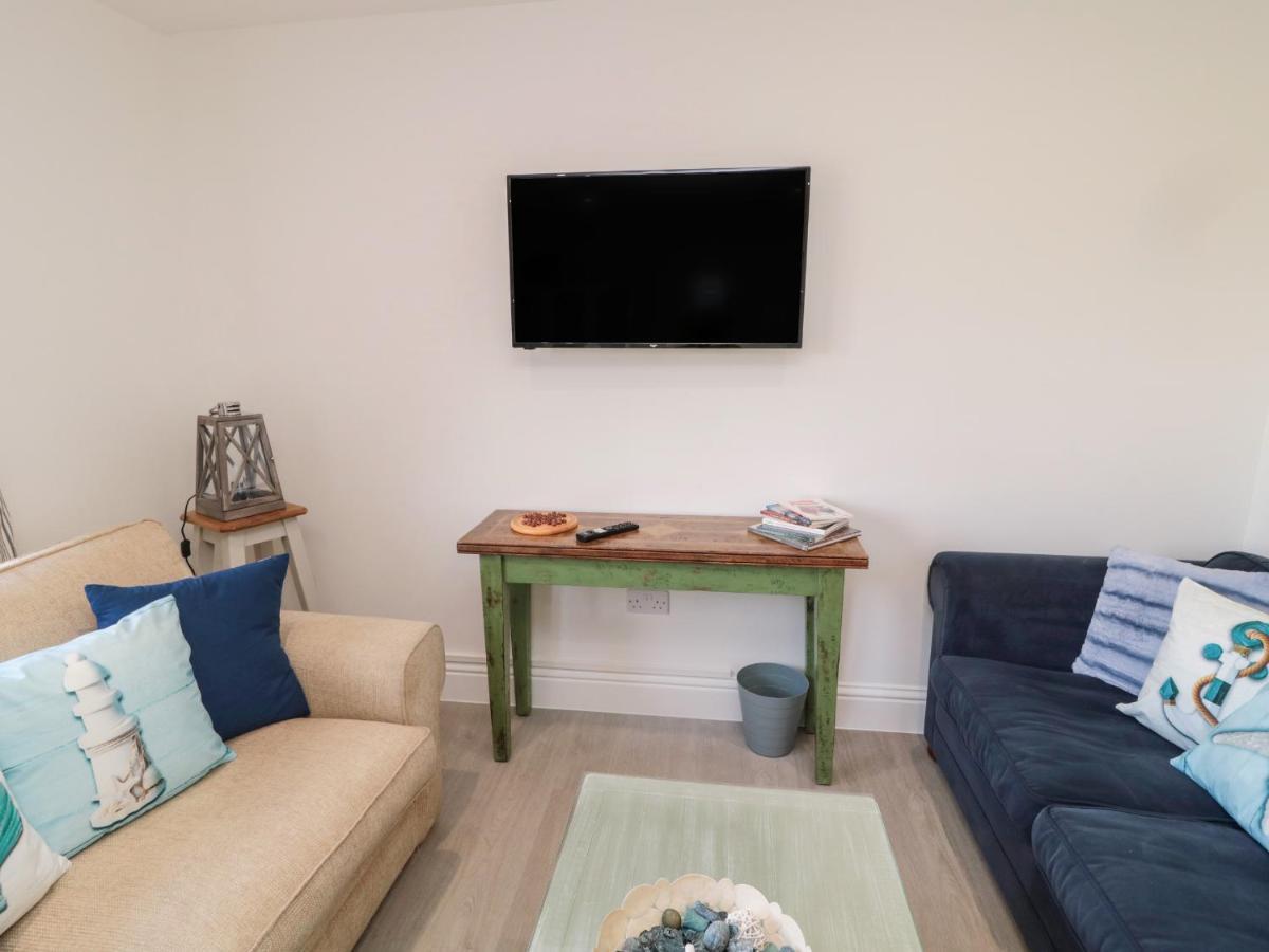 5 West Winds Apartment Аймът Екстериор снимка